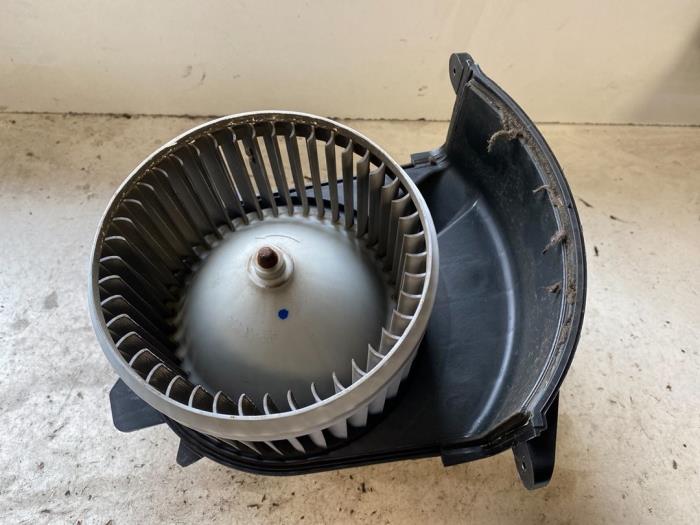Heating and ventilation fan motor from a Renault Kangoo Express (FW) 1.5 dCi 75 2012