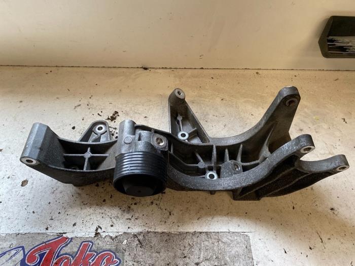 Usagé Support dynamo haut Volkswagen Touareg (7LA/7L6) 3.2 V6 24V Prix sur demande proposé par Autodemontage Joko B.V.