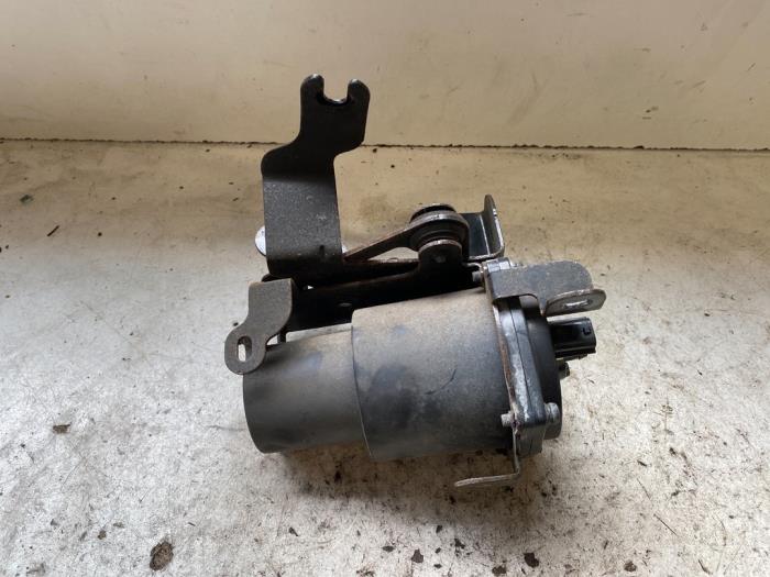 Compressor from a Nissan Juke (F15) 1.2 DIG-T 16V 2018