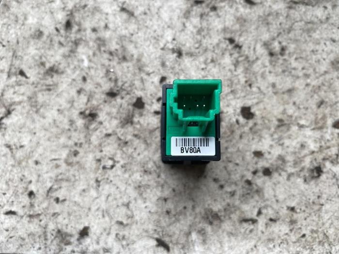 Interruptor (varios) de un Nissan Juke (F15) 1.2 DIG-T 16V 2018