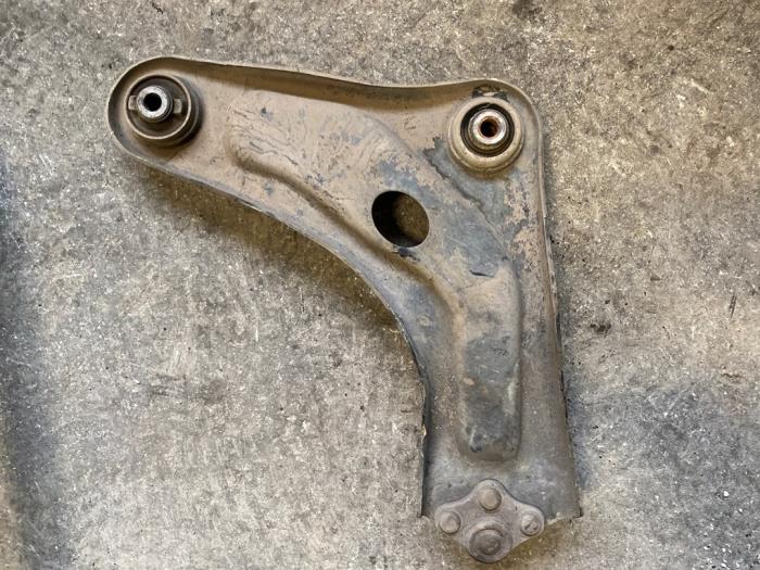 Front wishbone, left from a Peugeot 207/207+ (WA/WC/WM) 1.6 16V VTRi 2010