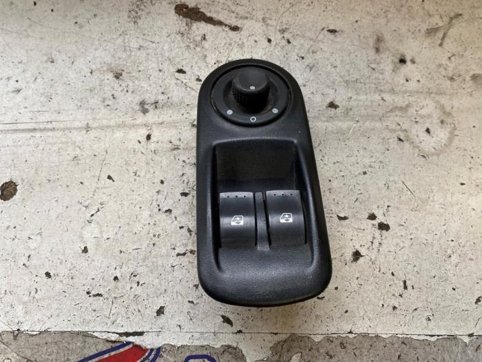 Używane Przelacznik combi okienny Opel Movano (4A1; 4A2; 4B2; 4B3; 4C2; 4C3) 2.5 CDTI 16V DPF Cena na żądanie oferowane przez Autodemontage Joko B.V.