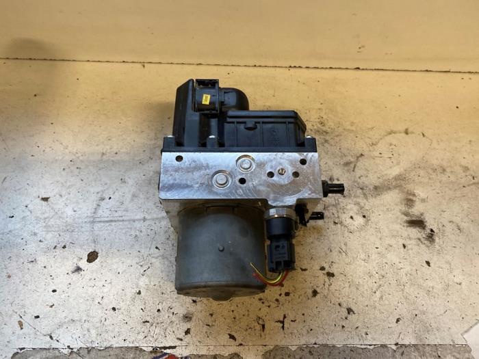 Gebrauchte ABS Pumpe Volkswagen Passat (3B3) 1.9 TDI 130 Preis auf Anfrage angeboten von Autodemontage Joko B.V.