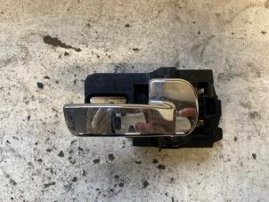 Used Rear door handle 4-door, right Nissan Qashqai (J10) 2.0 16V Price on request offered by Autodemontage Joko B.V.