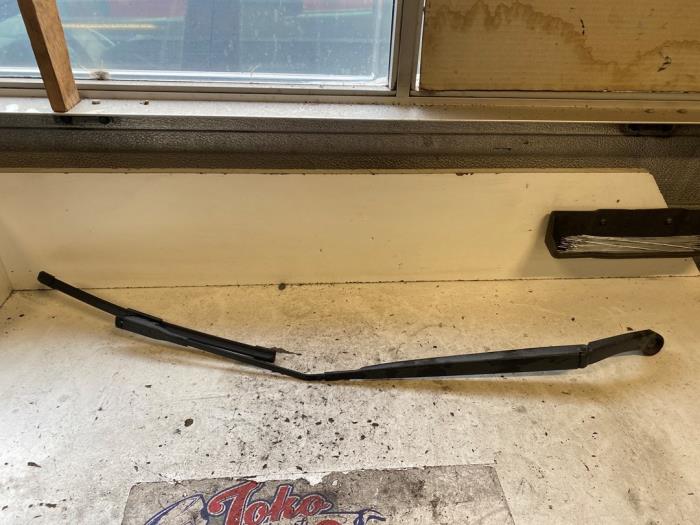 Front wiper arm from a Nissan Qashqai (J10) 2.0 16V 2011