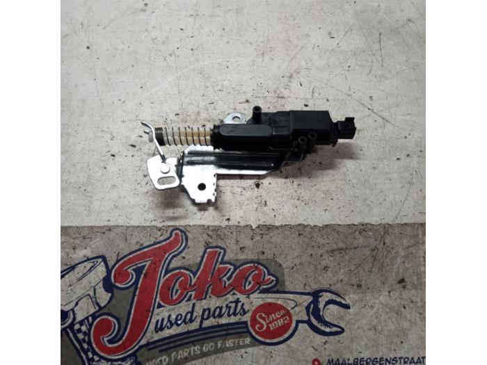 Tailgate motor from a Ford Fiesta 5 (JD/JH) 1.4 16V 2006
