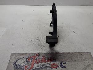 Used Clutch pedal Peugeot 206 SW (2E/K) 1.4 Price on request offered by Autodemontage Joko B.V.