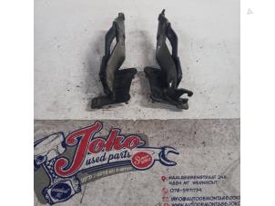 Used Bonnet Hinge Renault Scénic II (JM) 1.5 dCi 80 Price on request offered by Autodemontage Joko B.V.