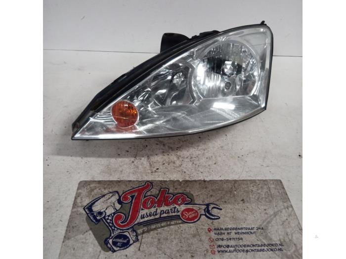 Headlight, left from a Ford Focus 1 1.8 TDCi 115 2004