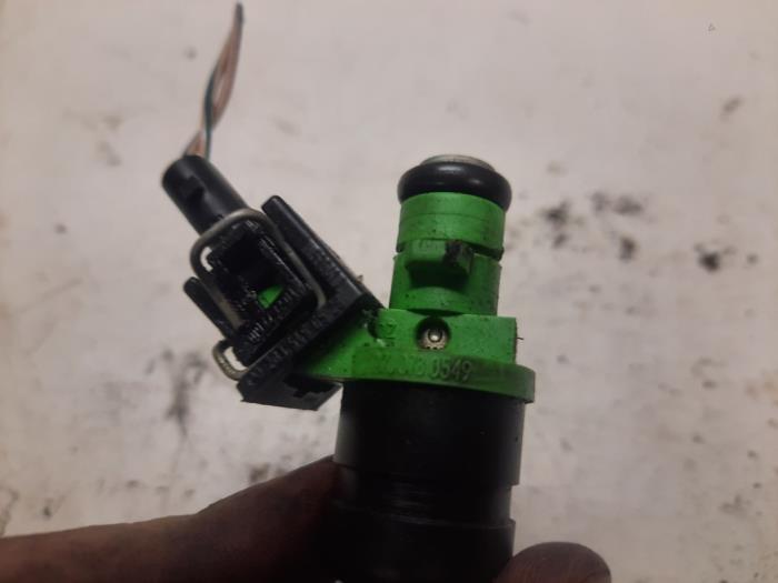 Injector (petrol injection) from a Mercedes-Benz C (W203) 1.8 C-180K 16V 2005