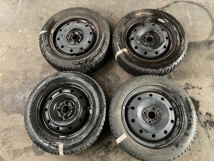 Set of wheels + winter tyres from a Suzuki Swift (ZA/ZC/ZD) 1.2 16V 2011