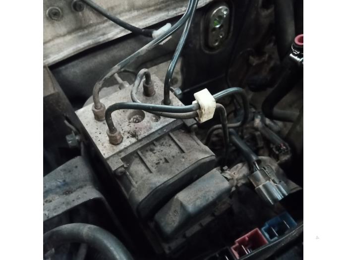 Begagnade ABS-pump Nissan Patrol GR (Y61) 3.0 GR Di Turbo 16V Pris på förfrågan erbjuds av Autodemontage Joko B.V.