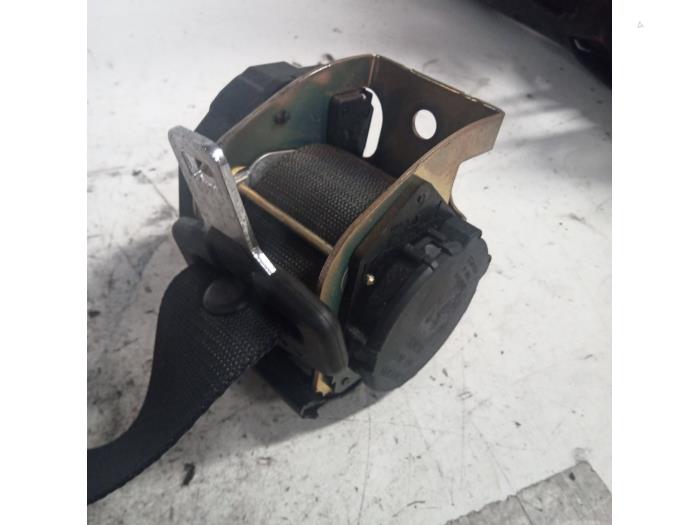 Rear seatbelt, left from a Ford Focus 1 1.8 TDCi 115 2002