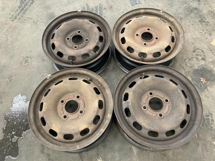 Set of wheels from a Ford Fiesta 5 (JD/JH) 1.3 2006
