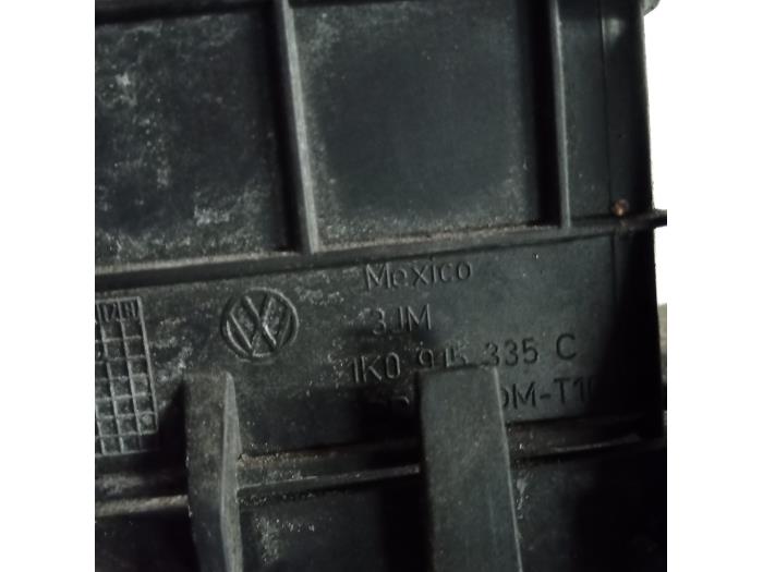 Caja de batería de un Volkswagen Jetta III (1K2) 1.6 2005