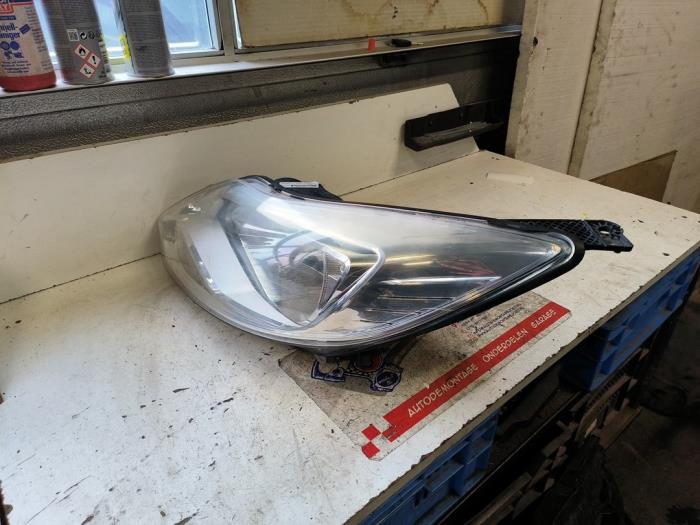 Headlight, left from a Ford Focus 3 1.6 TDCi 95 2011