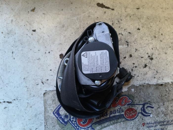 Front seatbelt, left from a Ford Focus 3 1.6 TDCi 95 2011