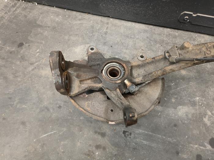 Knuckle, front right from a Mazda 6 (GG12/82) 2.0i 16V 2003