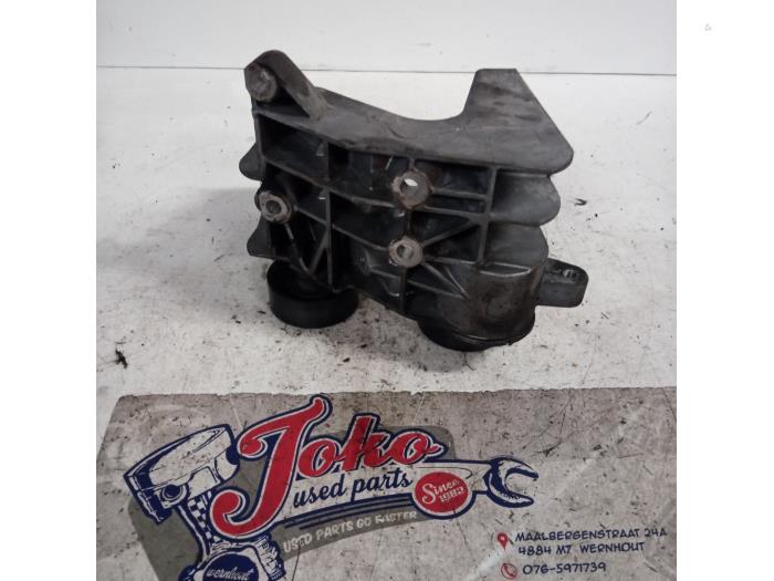 Air conditioning bracket from a Ford Fiesta 5 (JD/JH) 1.3 2007