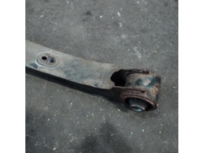 Rear lower wishbone, left from a Daihatsu Terios (J2) 1.5 16V DVVT 4x2 Euro 4 2006
