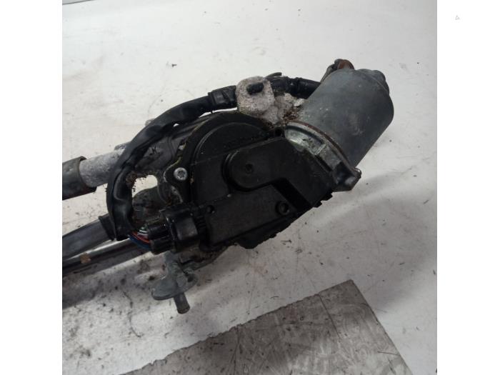 Front wiper motor from a Daihatsu Cuore (L251/271/276) 1.0 12V DVVT 2008