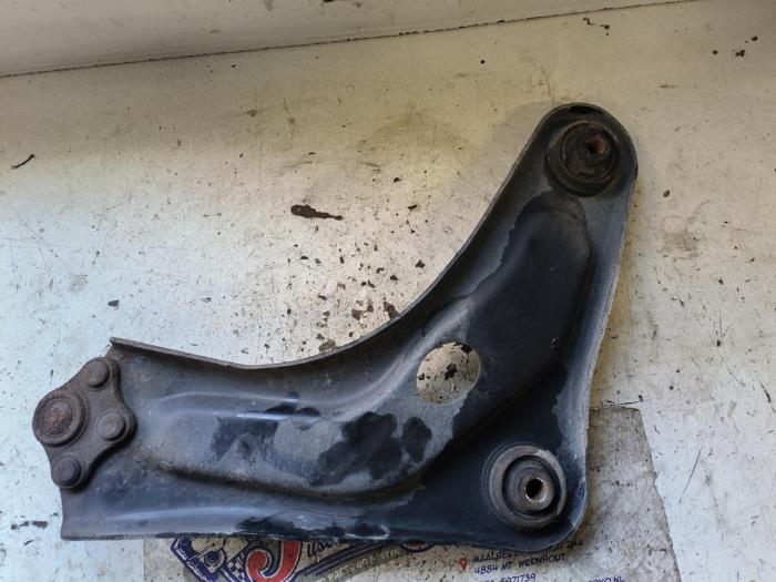 Front wishbone, left from a Peugeot 207 SW (WE/WU) 1.6 16V 2008