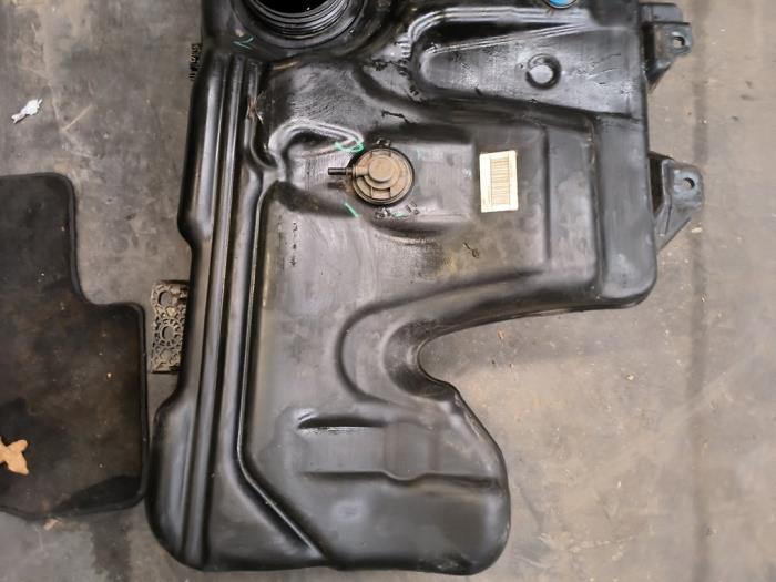 Tank from a Renault Clio IV (5R) 0.9 Energy TCE 90 12V 2015