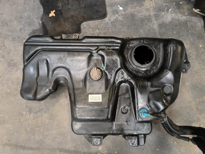 Tank from a Renault Clio IV (5R) 0.9 Energy TCE 90 12V 2015