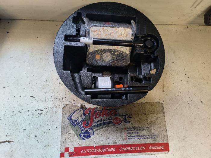 Begagnade Däckpump Renault Clio IV (5R) 0.9 Energy TCE 90 12V Pris på förfrågan erbjuds av Autodemontage Joko B.V.