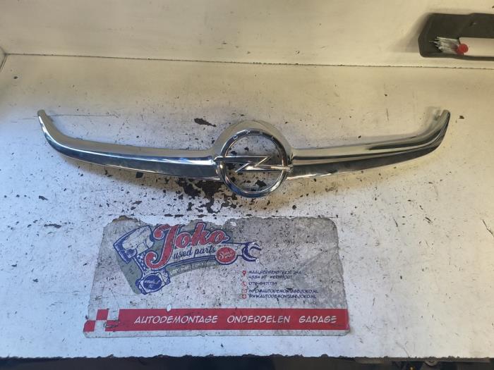 Begagnade Grill Opel Karl 1.0 12V Pris på förfrågan erbjuds av Autodemontage Joko B.V.