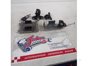 Używane Zestaw wkladek zamka (kompletny) Opel Astra G (F67) 2.2 16V Cena na żądanie oferowane przez Autodemontage Joko B.V.