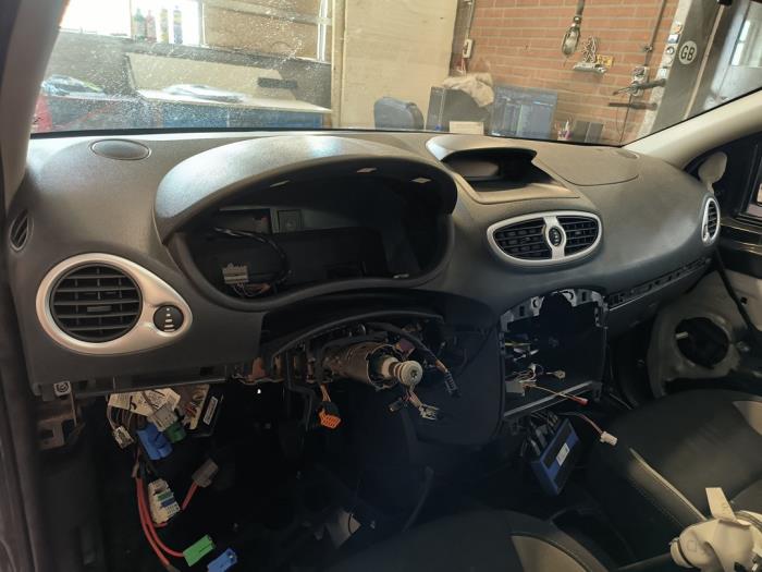 Używane Panel Renault Clio III (BR/CR) 1.5 dCi FAP Cena na żądanie oferowane przez Autodemontage Joko B.V.