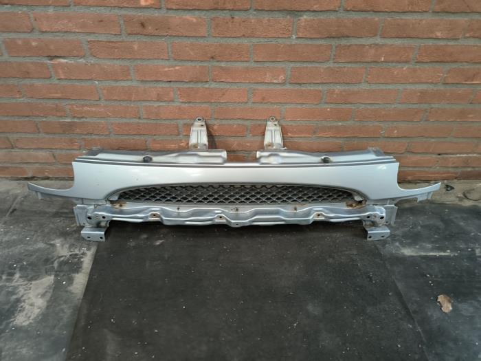 Używane Grill Daihatsu Sirion/Storia (M1) 1.3 16V DVVT Cena na żądanie oferowane przez Autodemontage Joko B.V.