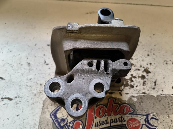 Engine mount from a Ford Fiesta 7 1.1 Ti-VCT 12V 85 2020