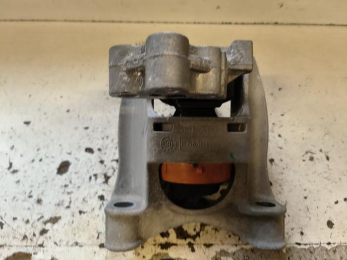 Engine mount from a Ford Fiesta 7 1.1 Ti-VCT 12V 85 2020