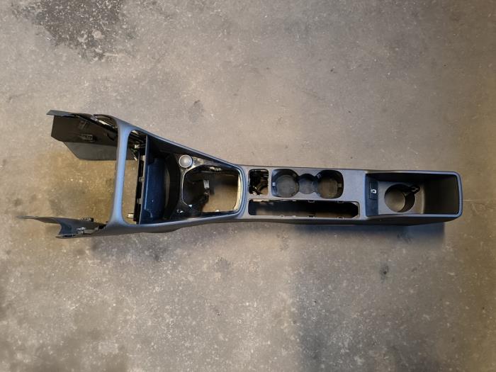 Używane Konsole srodkowe Ford Fiesta 7 1.1 Ti-VCT 12V 85 Cena na żądanie oferowane przez Autodemontage Joko B.V.
