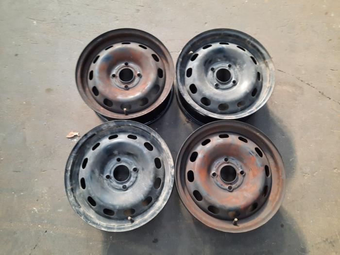 Gebrauchte Felgen Set Ford Fiesta 7 1.1 Ti-VCT 12V 85 Preis auf Anfrage angeboten von Autodemontage Joko B.V.