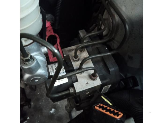 Begagnade ABS-pump Kia Rio (DC12) 1.3 RS,LS Pris på förfrågan erbjuds av Autodemontage Joko B.V.