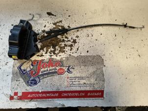 Begagnade Dörrlåsmekanism, 2-dörrars, höger Hyundai H-300 2.5 CRDi Pris på förfrågan erbjuds av Autodemontage Joko B.V.