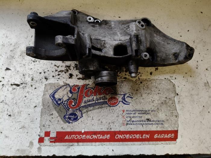 Usagé Support dynamo haut Opel Vivaro 1.9 DTI 16V Prix sur demande proposé par Autodemontage Joko B.V.