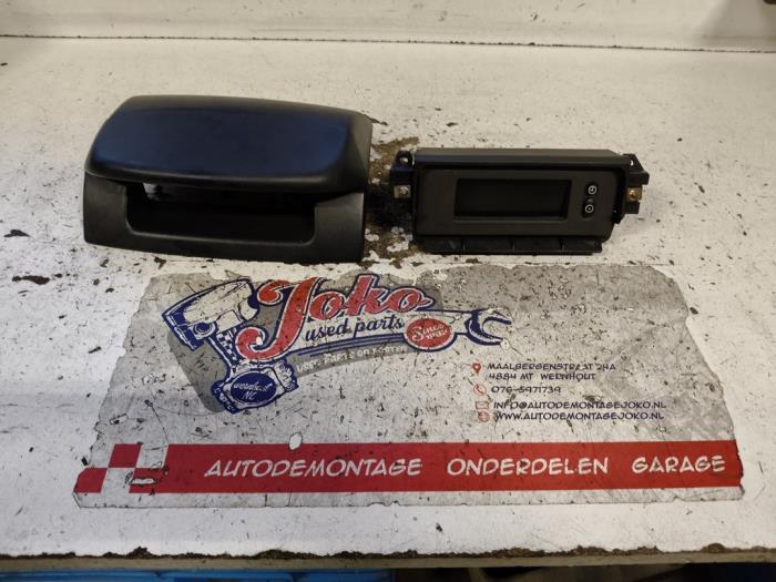 Begagnade Innerdisplay Opel Vivaro 1.9 DTI 16V Pris på förfrågan erbjuds av Autodemontage Joko B.V.