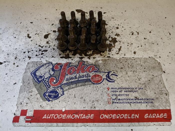 Gebrauchte Radmuttern Set Opel Vivaro 1.9 DTI 16V Preis auf Anfrage angeboten von Autodemontage Joko B.V.