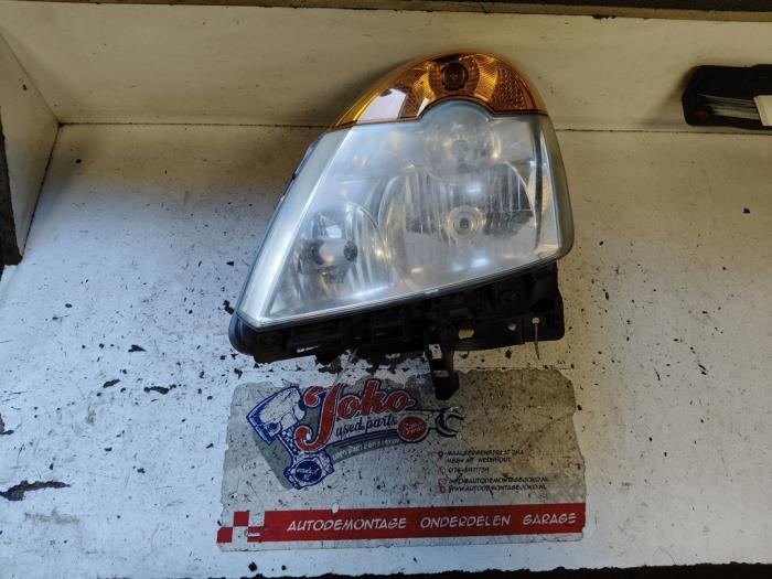 Używane Reflektor lewy Renault Modus/Grand Modus (JP) 1.6 16V Cena na żądanie oferowane przez Autodemontage Joko B.V.