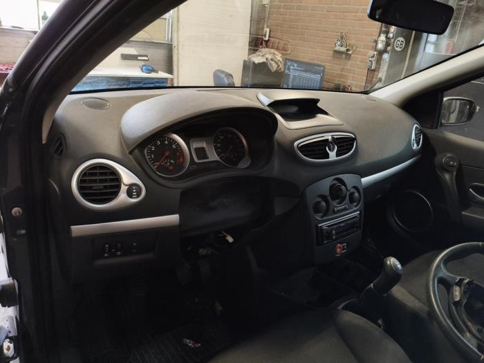 Begagnade Instrumentbräda Renault Clio III (BR/CR) 1.2 16V TCe 100 Pris på förfrågan erbjuds av Autodemontage Joko B.V.