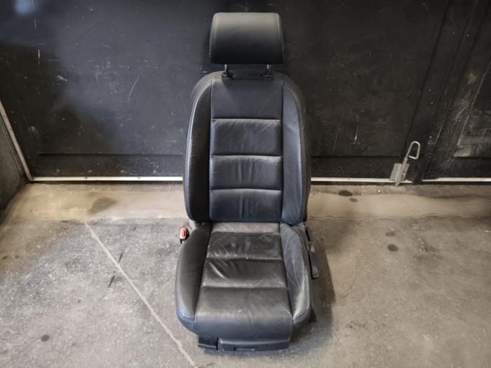 Używane Fotel lewy Audi A4 (B7) Cena na żądanie oferowane przez Autodemontage Joko B.V.