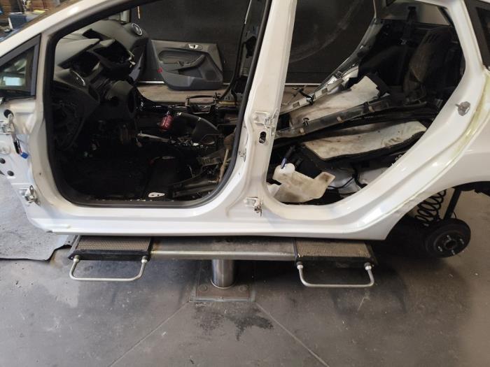 Używane Próg lewy Ford Fiesta 6 (JA8) 1.0 SCI 12V 80 Cena na żądanie oferowane przez Autodemontage Joko B.V.