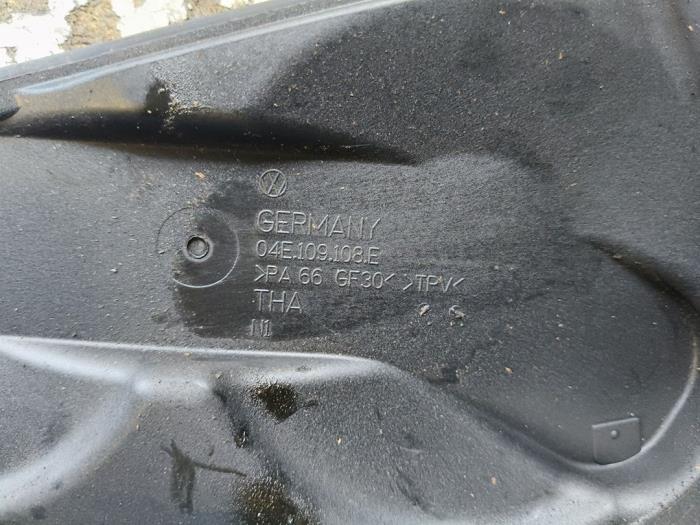 Couvercle de distribution d'un Audi A3 Limousine (8VS/8VM) 1.4 TFSI ACT 16V