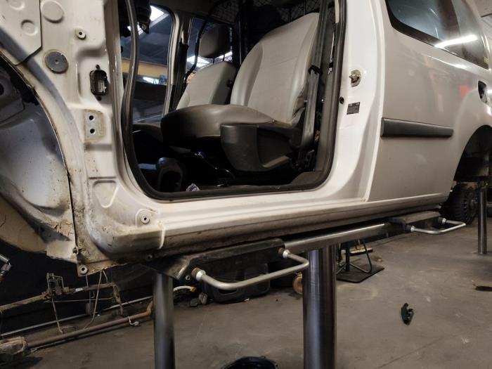 Używane Próg lewy Renault Kangoo Express (FW) 1.5 dCi 75 Cena na żądanie oferowane przez Autodemontage Joko B.V.