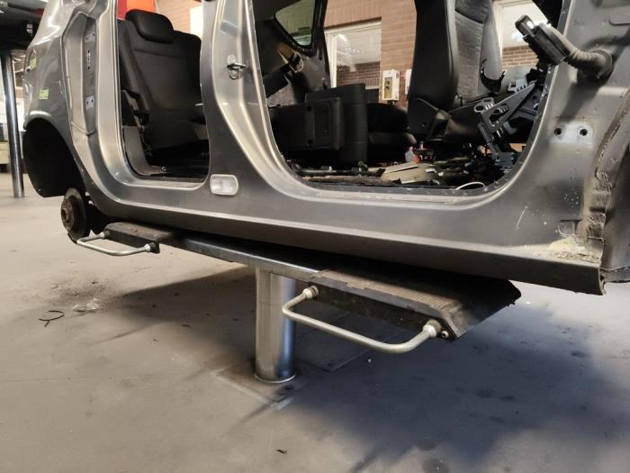 Używane Próg prawy Opel Meriva (B) 1.3 CDTI 16V Cena na żądanie oferowane przez Autodemontage Joko B.V.