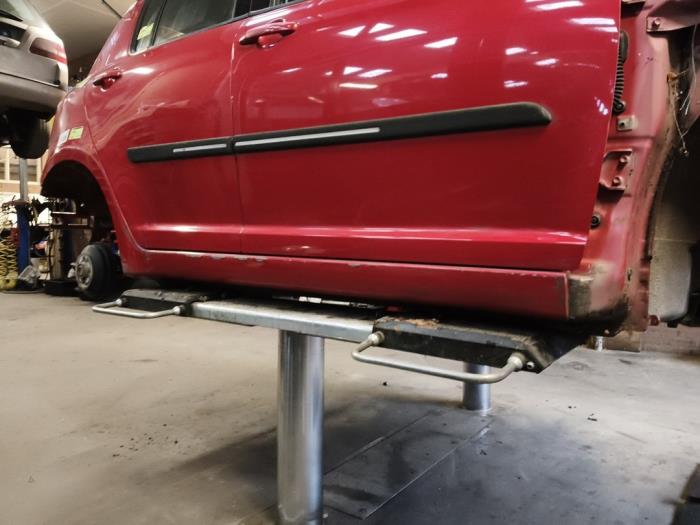 Używane Próg prawy Suzuki Swift (ZA/ZC/ZD1/2/3/9) 1.3 VVT 16V Cena na żądanie oferowane przez Autodemontage Joko B.V.